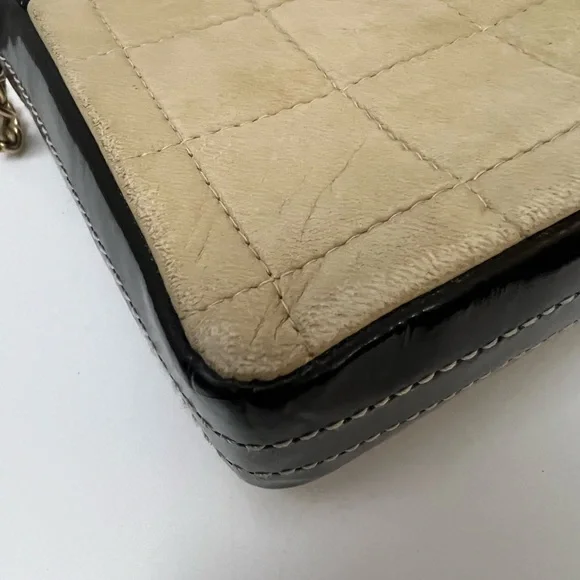 CHANEL Quilted Beige and Black Shoulder Bag - Picture 10 of 15